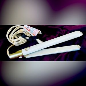 T3 Hair Straightener. Lucea1" Professional
Straightening & Styling Flat Iron